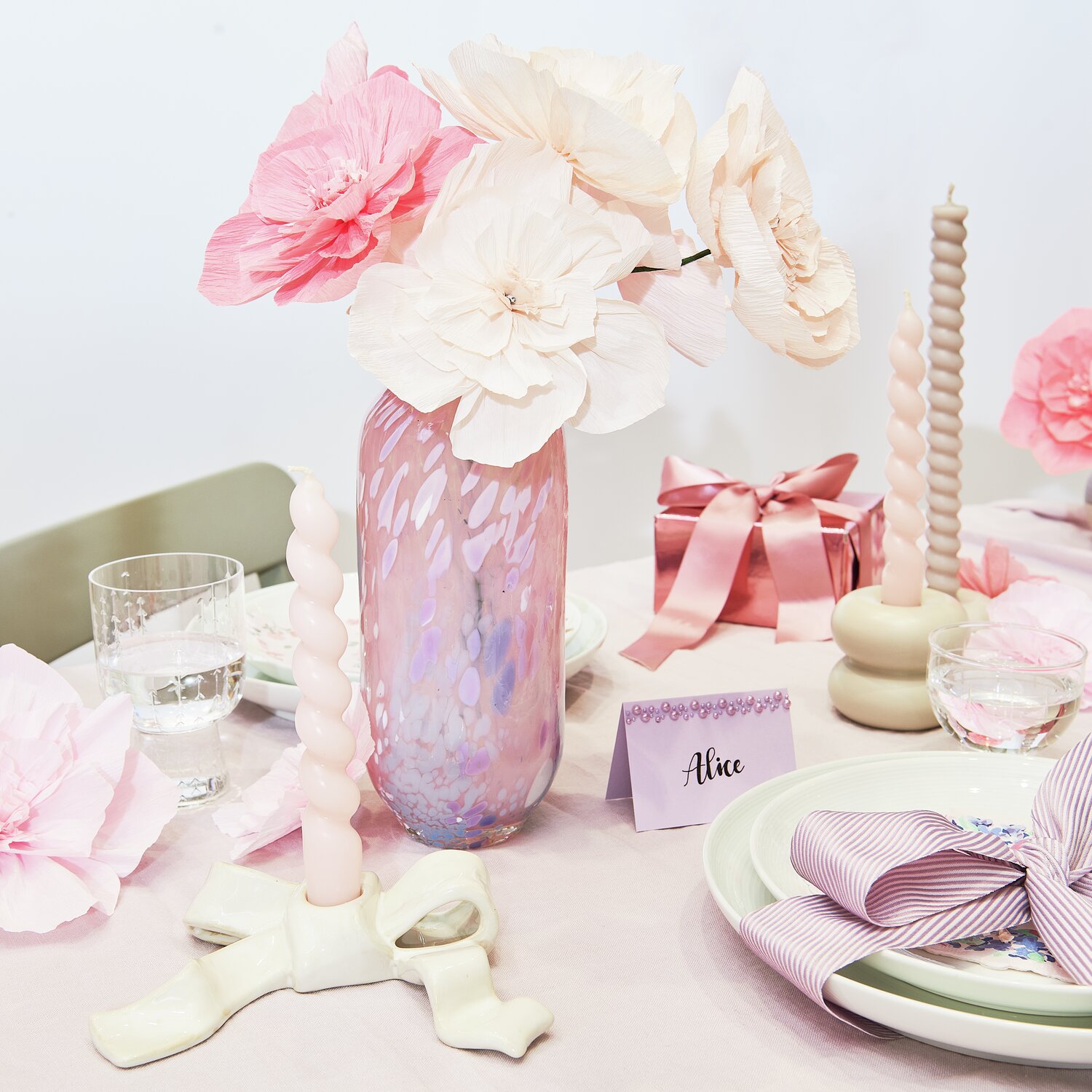 Keramik Kerzenhalter Schleife auf einem festlich gedeckten Tisch mit rosa Blumen und Geschenken.