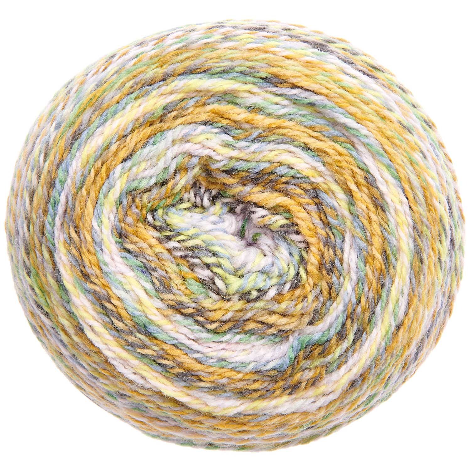 Creative Chic-Unique dk: Bunte Garnrolle von Rico Design in Waldtönen, ideal für kreative Strickprojekte.
