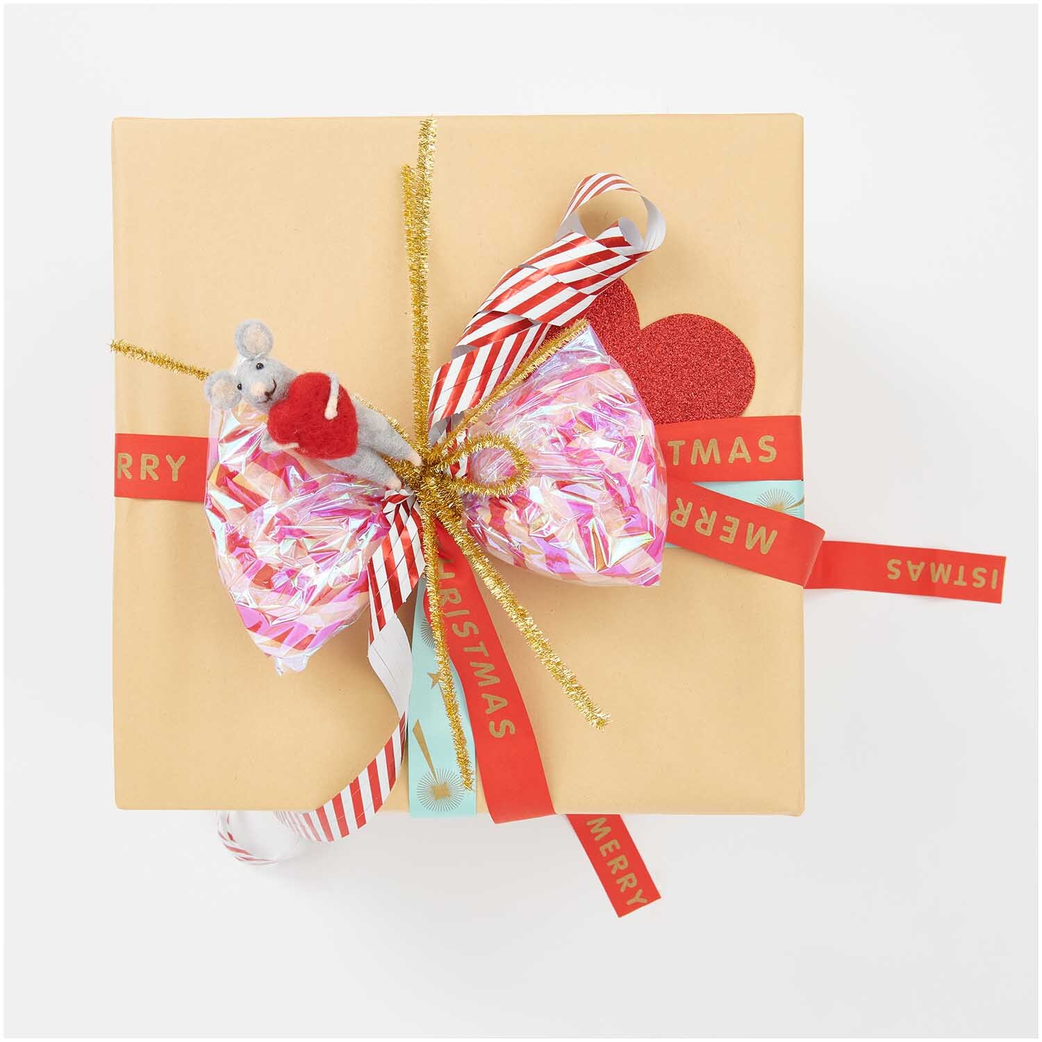 Filzmaus mit rotem Herz 11,5cm auf Geschenkbox mit buntem Band und Weihnachtsdekoration.