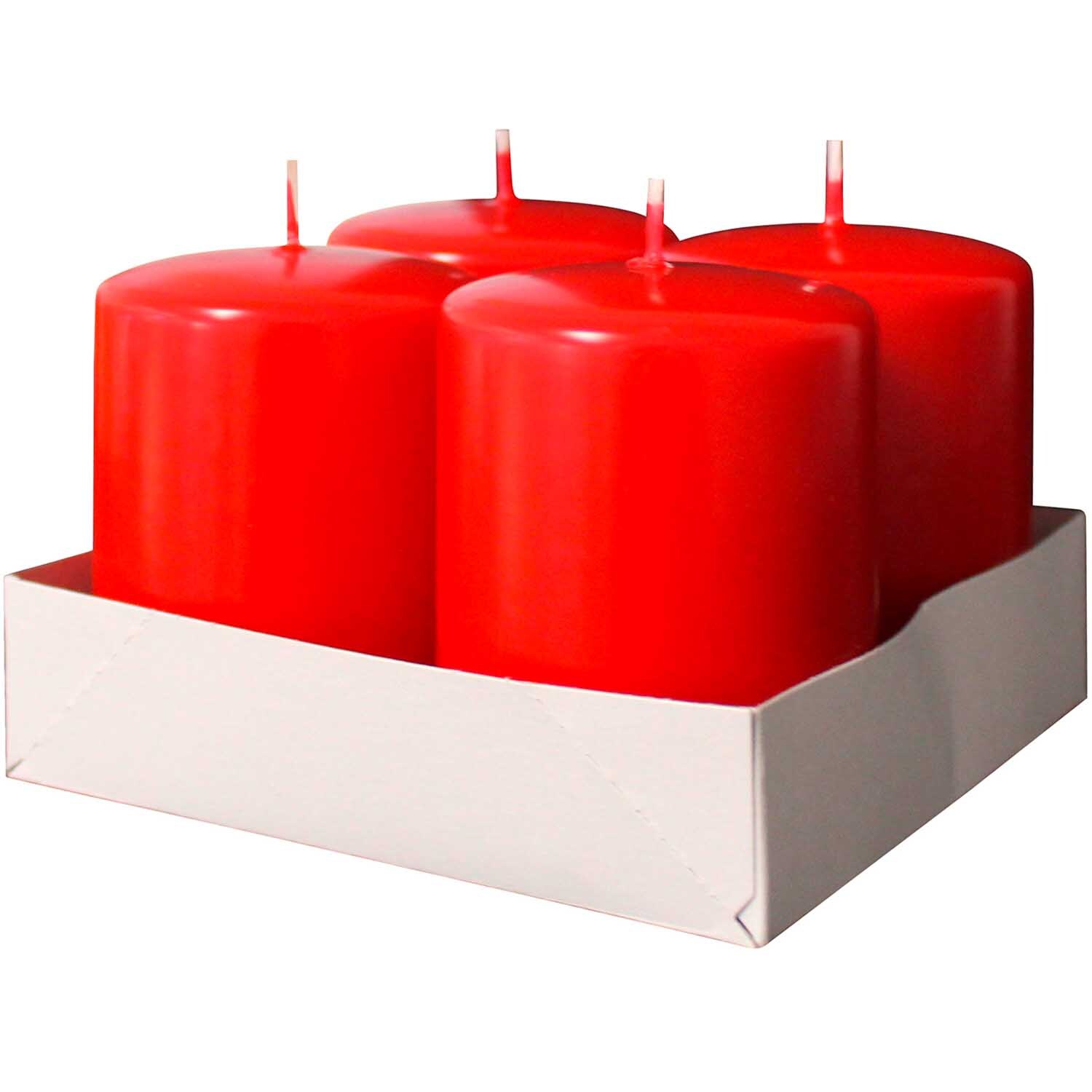 Stumpenkerzen 8x6cm 4 Stück in leuchtendem Rot, präsentiert in einer weißen Verpackung. Ideal für stimmungsvolle Dekorationen.