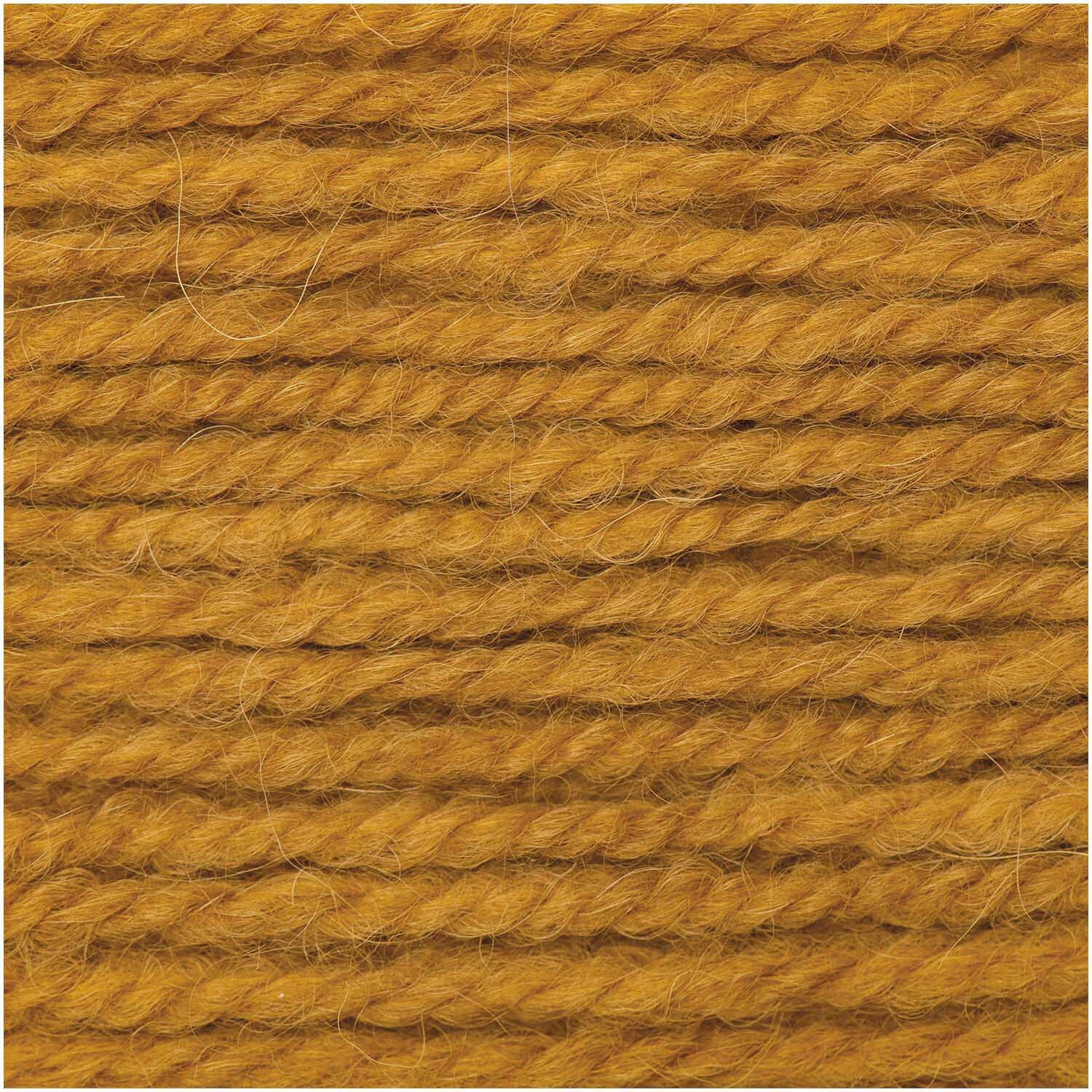 Essentials Alpaca Twist Chunky: Nahaufnahme von karamellfarbener, dicker Wolle von Rico Design, 50g 65m. Ideal für warme Strickprojekte.
