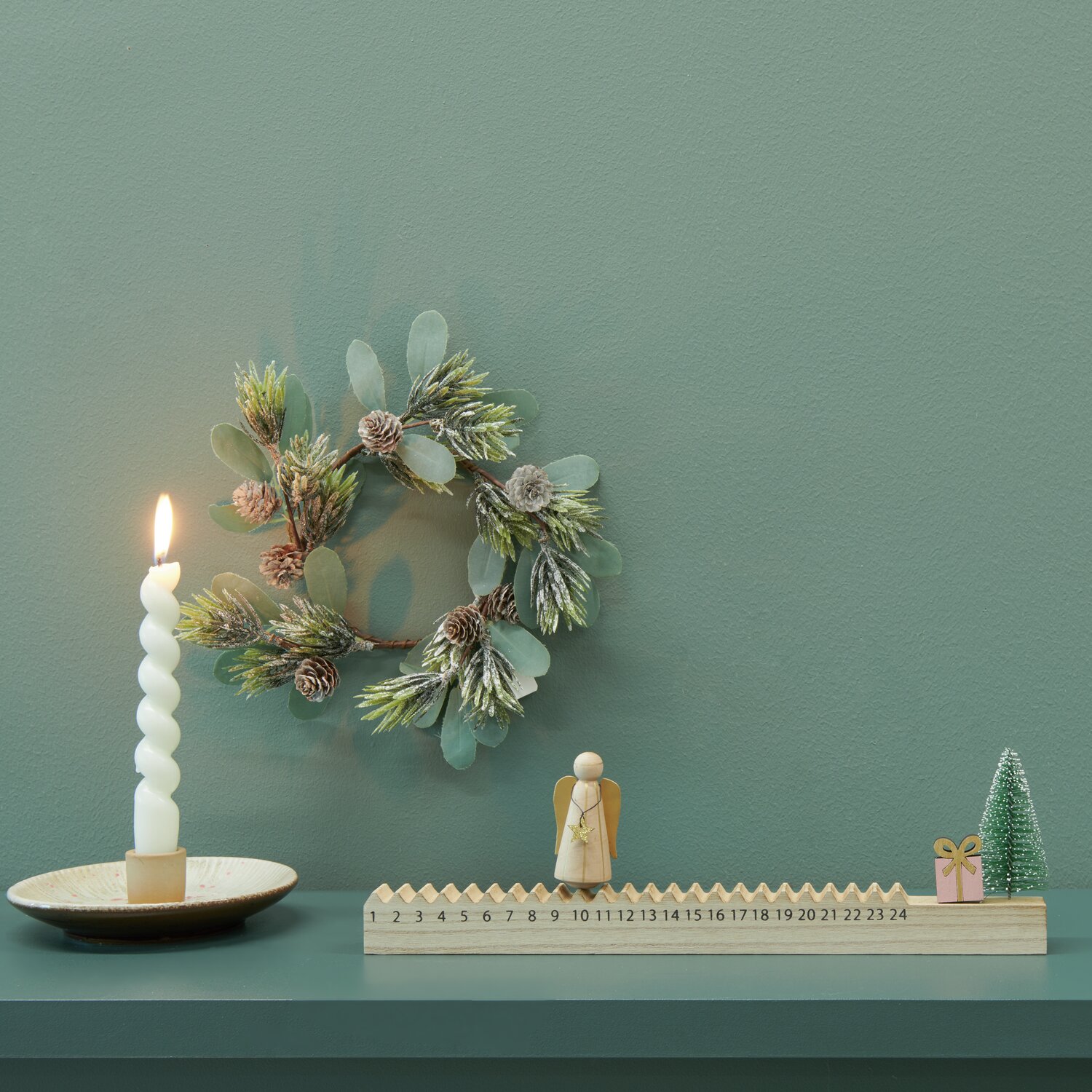 Schiebe-Adventskalender mit Engel, dekoriert mit Blätterkranz, Spiralkerze und Porzellan Kerzenhalter.