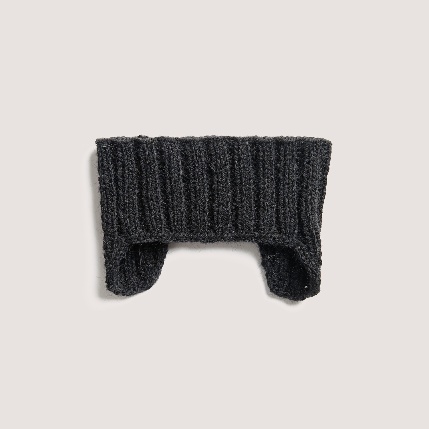 Strickset Stirnband Modell 02 aus Rico Kids 13 in Schwarz, gestrickt aus Soft Alpaca Wolle.