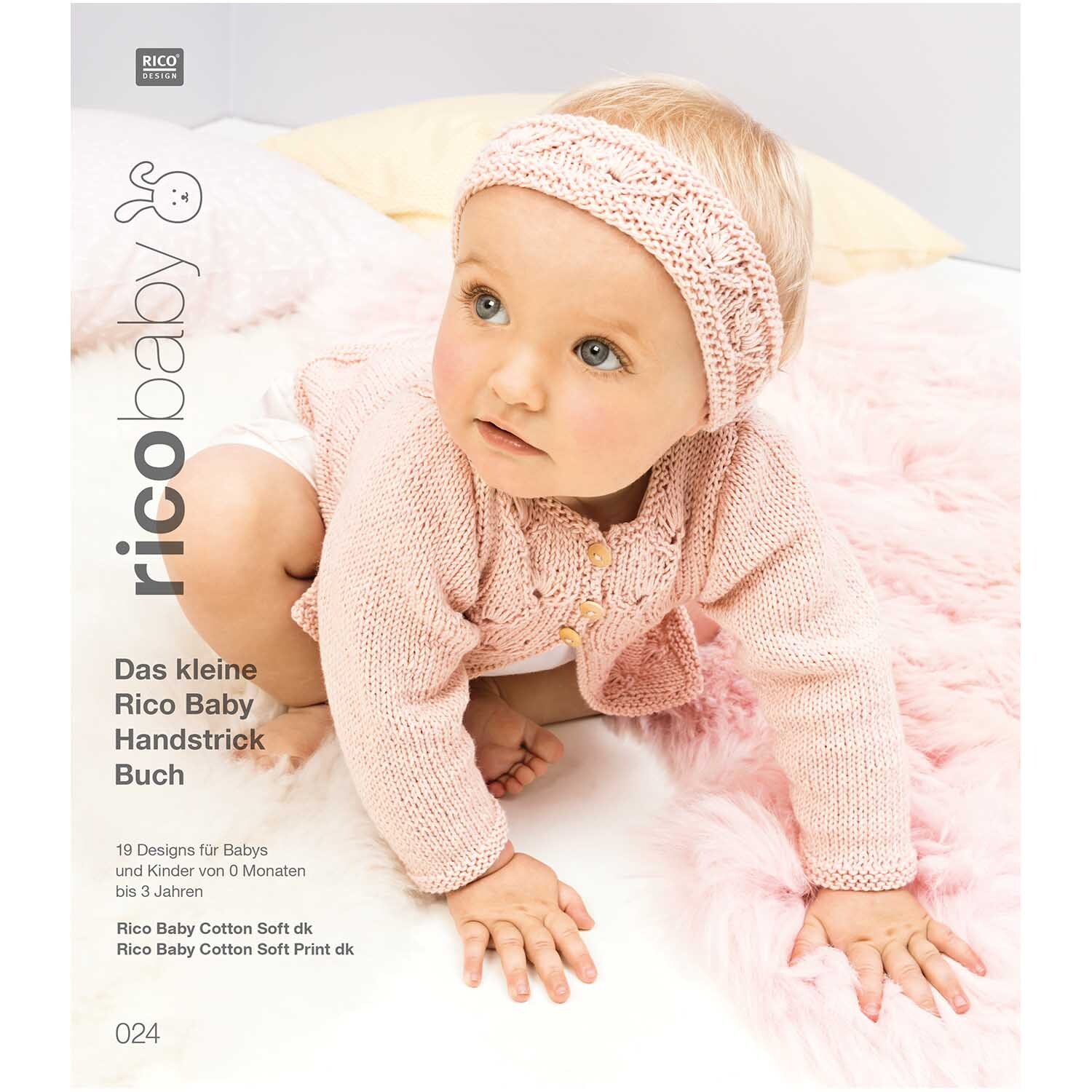 Rico Baby Heft Nr.24 zeigt ein Baby in rosa Strickkleidung von Rico Design auf einer flauschigen Decke.