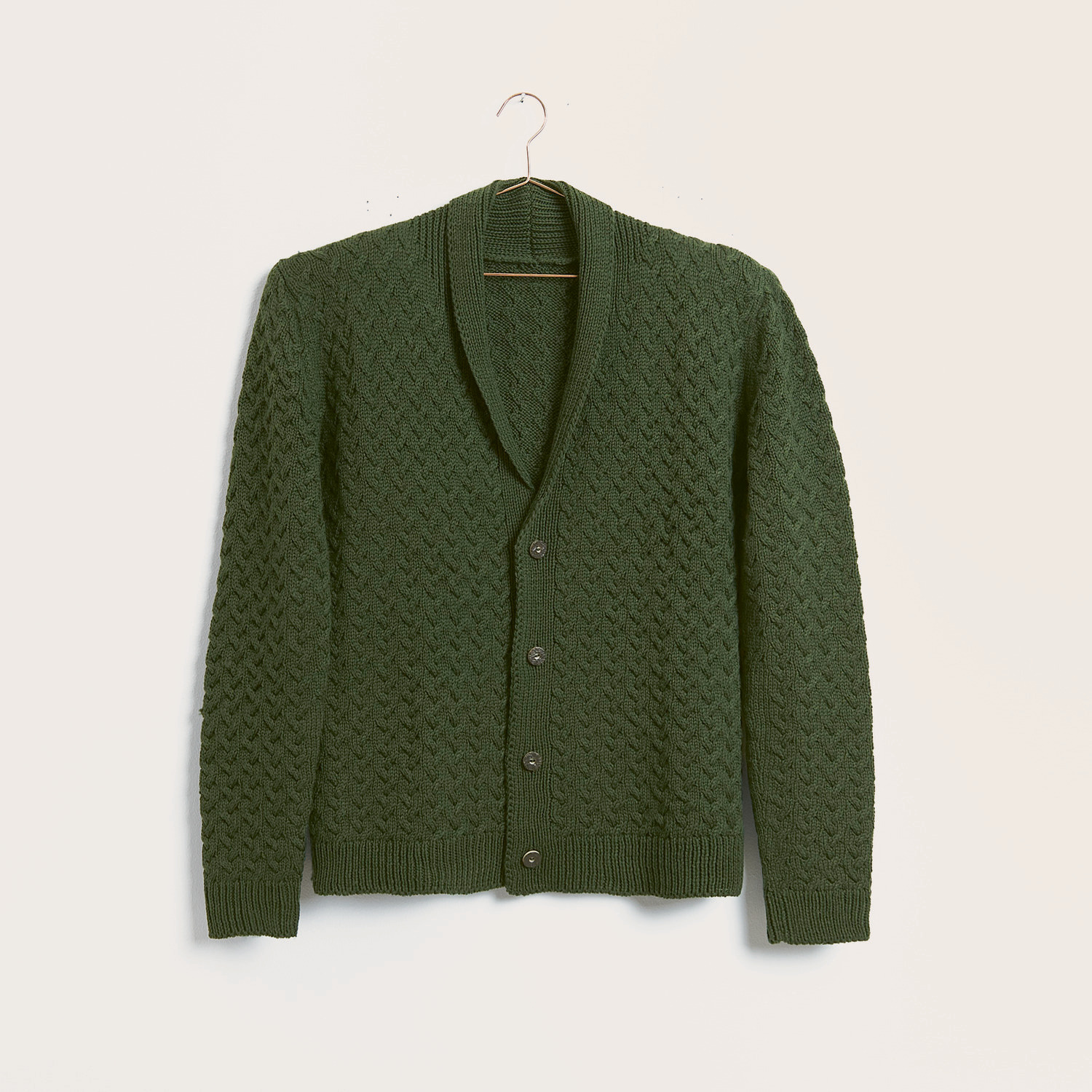 Strickset Herrenjacke Modell 27: Olivfarbene Jacke mit Knöpfen in Hirschhornoptik von Rico Design.