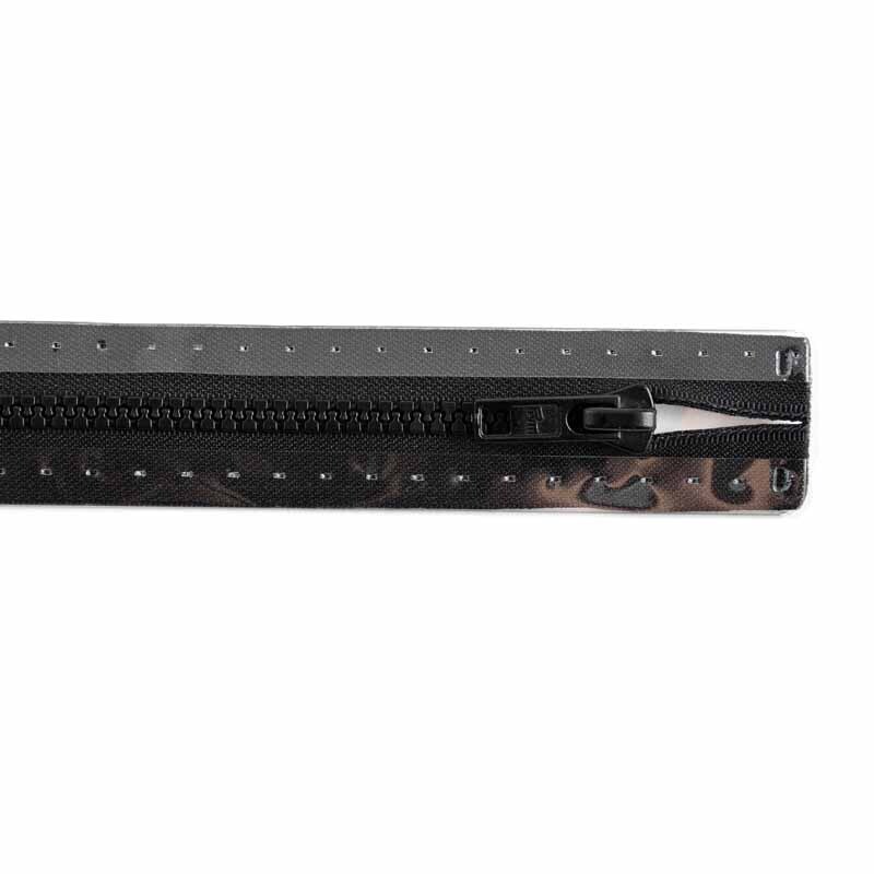 Reißverschluss S4 schwarz 30cm von Prym, Nahaufnahme eines schwarzen Reißverschlusses mit Metallzähnen. Ideal für Nähprojekte.
