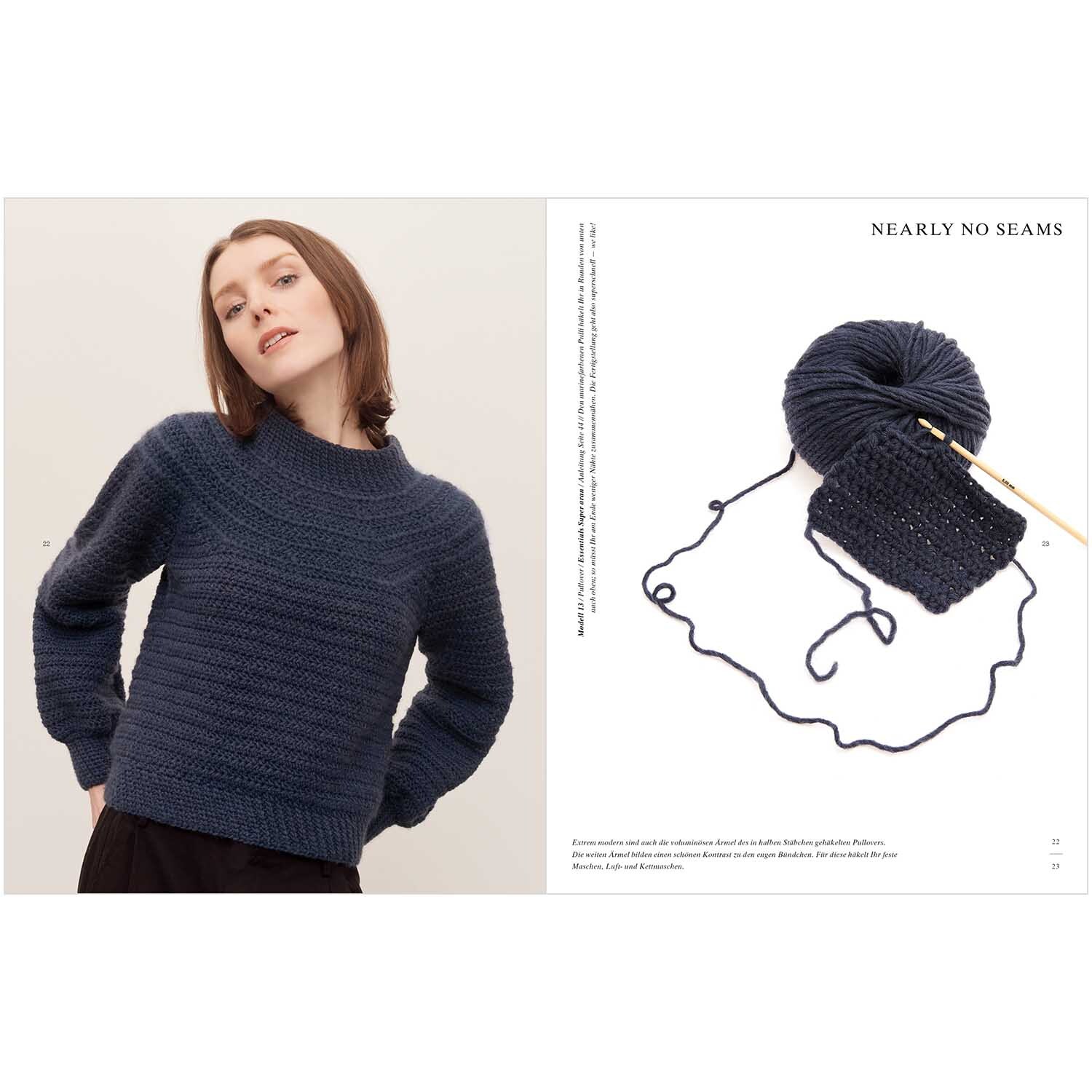 Winter Crochet Collection: Frau trägt dunkelblauen Strickpullover, daneben Garnknäuel und Stricknadel.