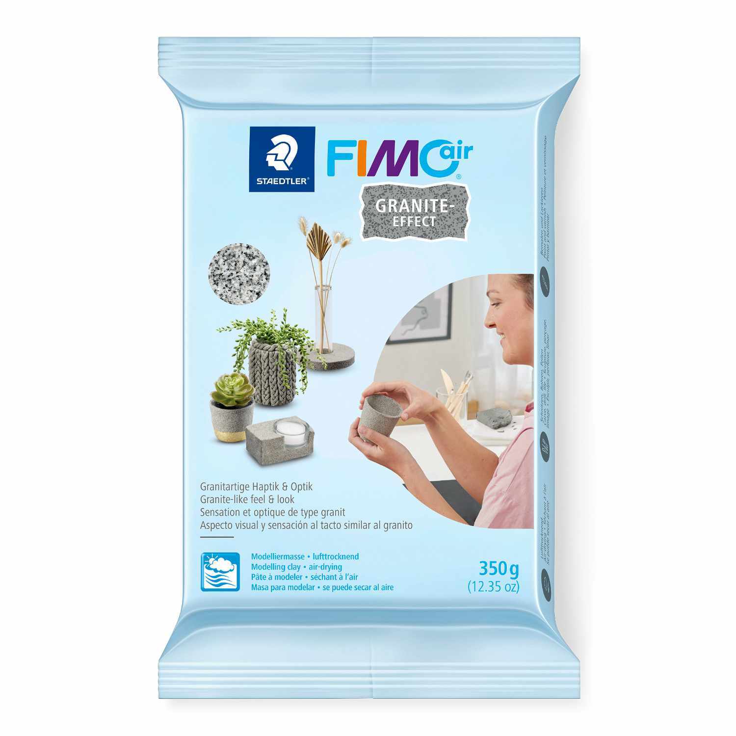 FIMO Air granite-effect 350g von Staedtler zeigt eine Frau, die mit der Modelliermasse arbeitet. Ideal für kreative Projekte.