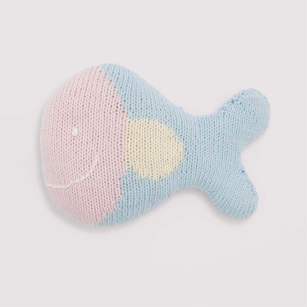 Gestricktes Kuscheltier Fisch rosa, hellblau und gelb: Modell 17 aus dem Heft Rico Baby 039