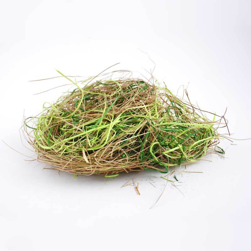 Heu natur 40g: Ein Haufen getrocknetes Heu in natürlichen Farbtönen, angeboten von idee. Creativmarkt.