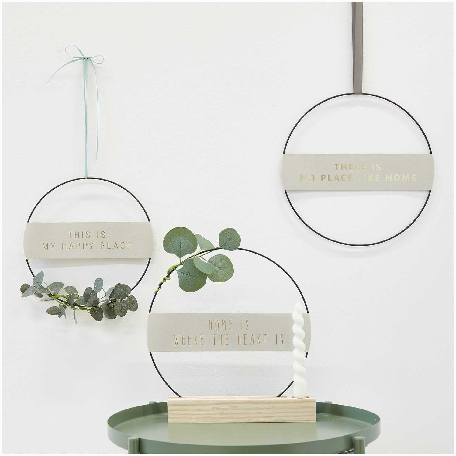Paper Poetry Papierstreifen Home in dekorativen Ringen mit Pflanzen, ideal für moderne Wandgestaltung.