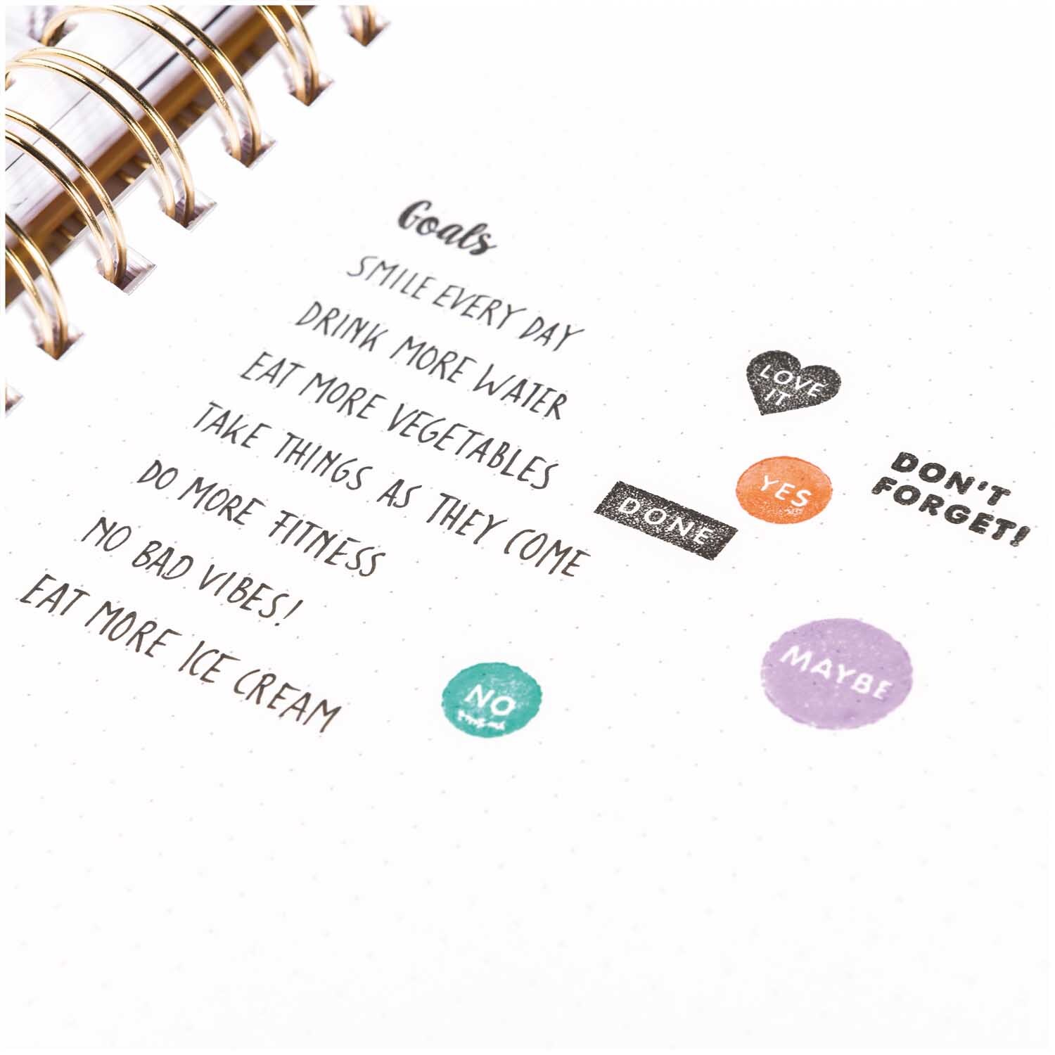 Paper Poetry Silikonstempel-Set Bullet Diary Notizen zeigt farbige Stempel mit motivierenden Texten auf einem Notizbuch.