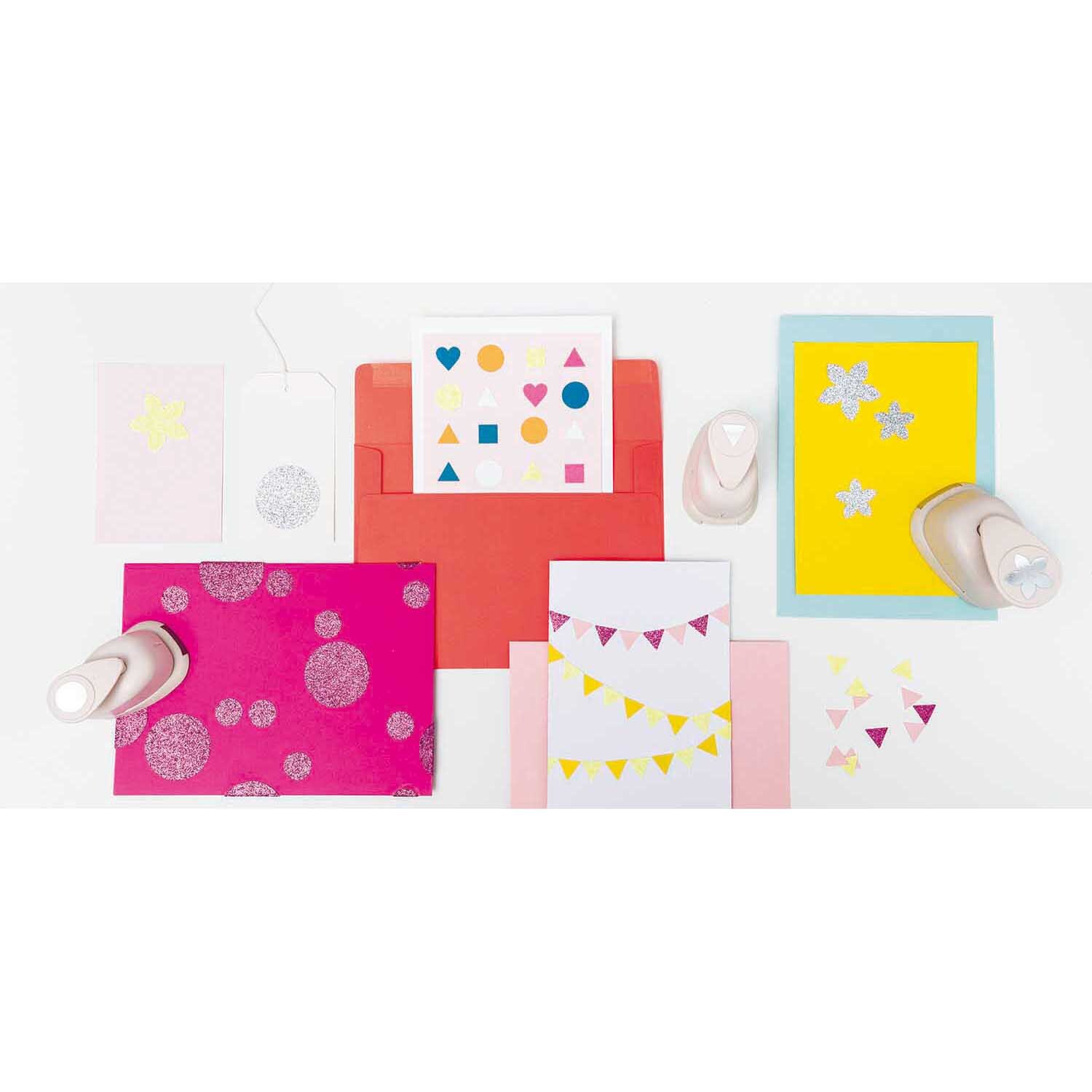 Paper Poetry Glitterpapierblock Princess Mix zeigt bunte Bastelprojekte mit geometrischen Formen und Glitzerakzenten. Ideal für kreative Designs.