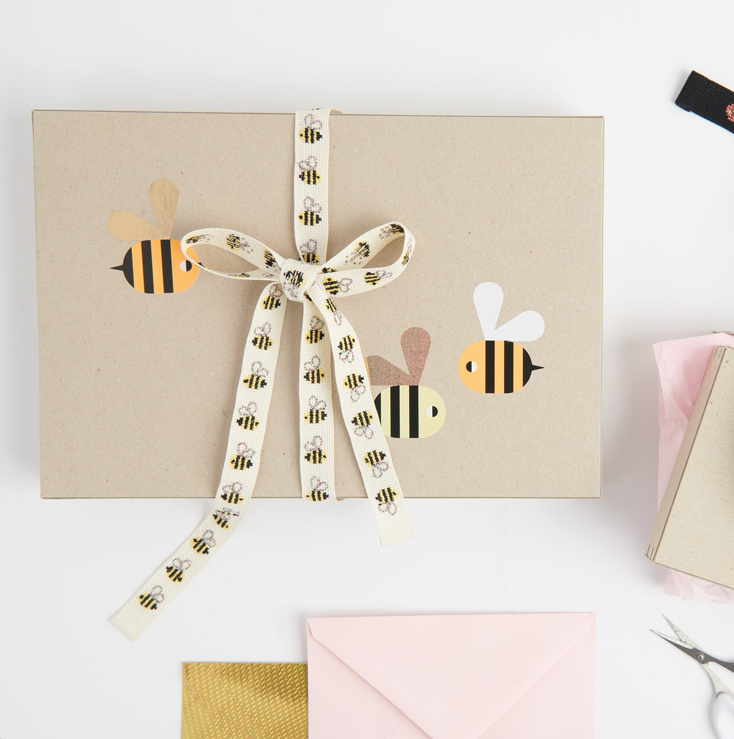 Stickanleitung Geschenkband mit Bienen zeigt ein dekoratives Band mit Bienenmuster in lebhaften Farben.