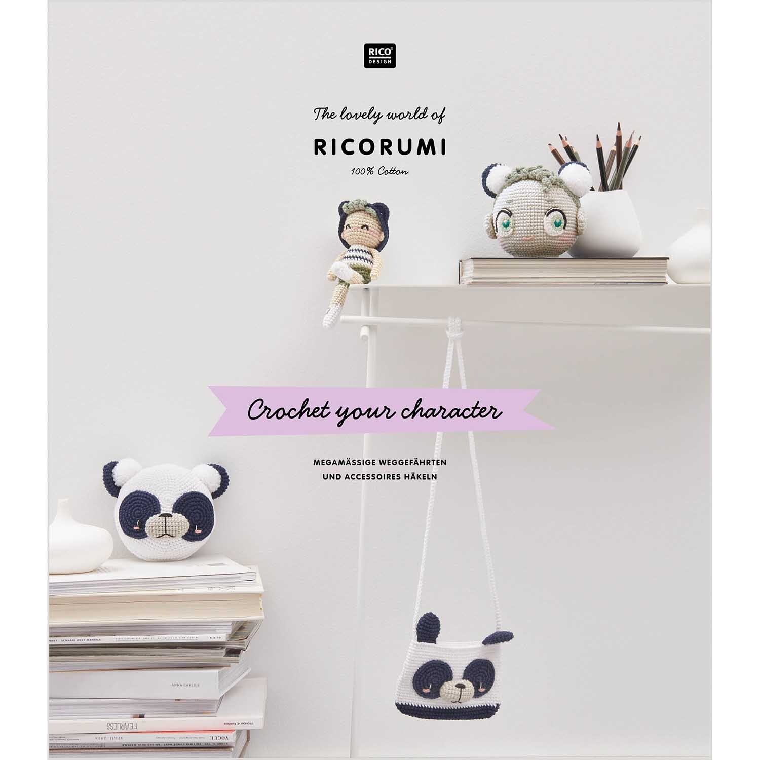 Ricorumi Crochet Your Character: Kreative Häkelideen von Rico Design mit niedlichen Figuren und Accessoires auf einem Regal.