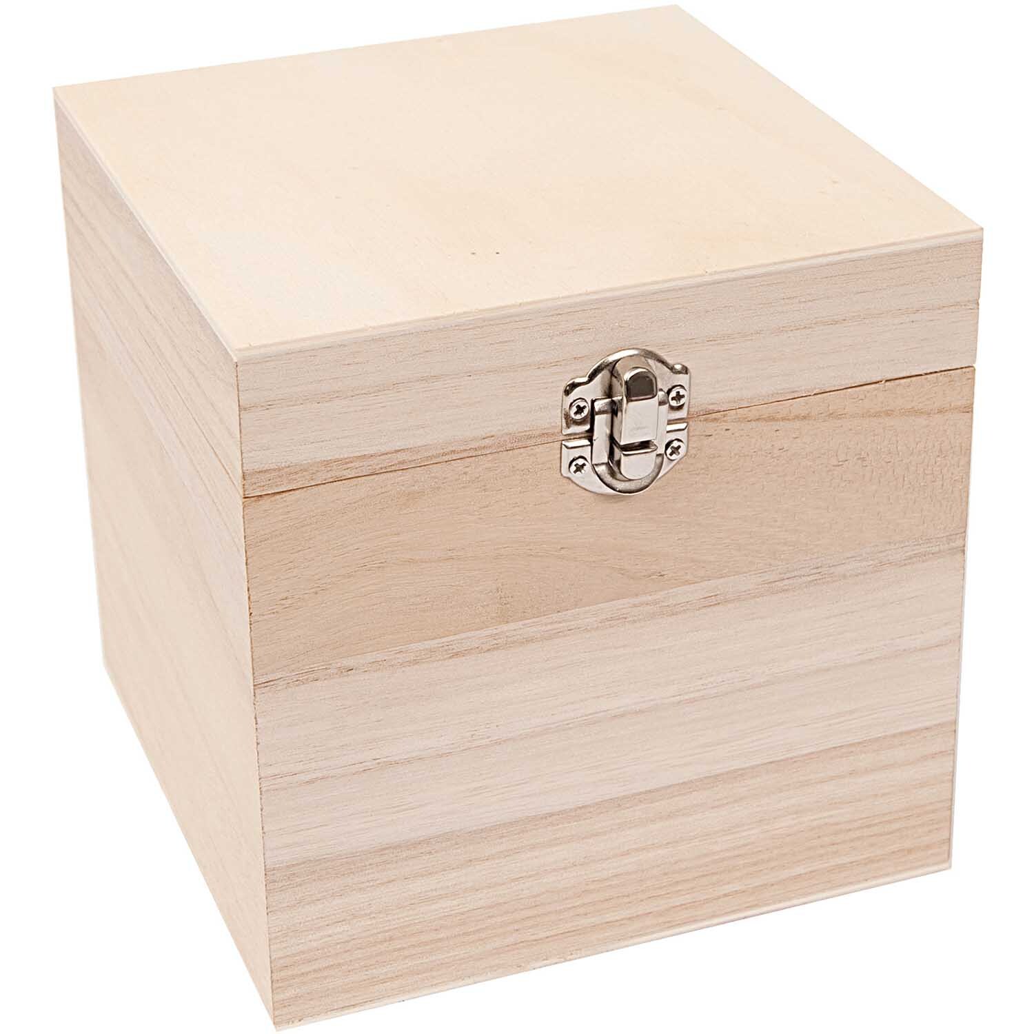 Schatulle quadratisch aus hellem Holz mit Metallverschluss, ideal zur Aufbewahrung kleiner Gegenstände.