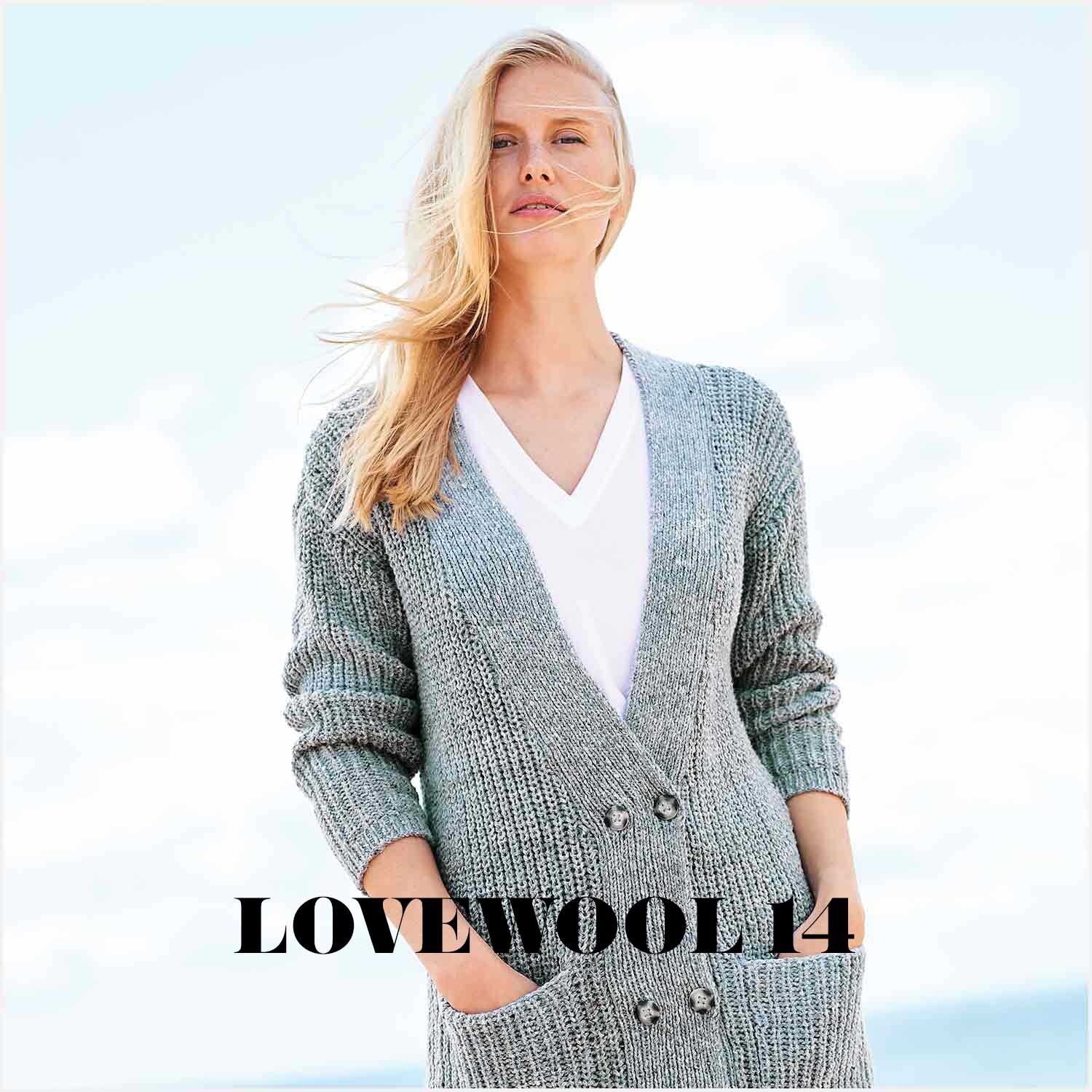 Fashion Cotton Light & Long Tweed dk: Frau in grauem Strickmantel von Rico Design, stehend vor blauem Himmel.