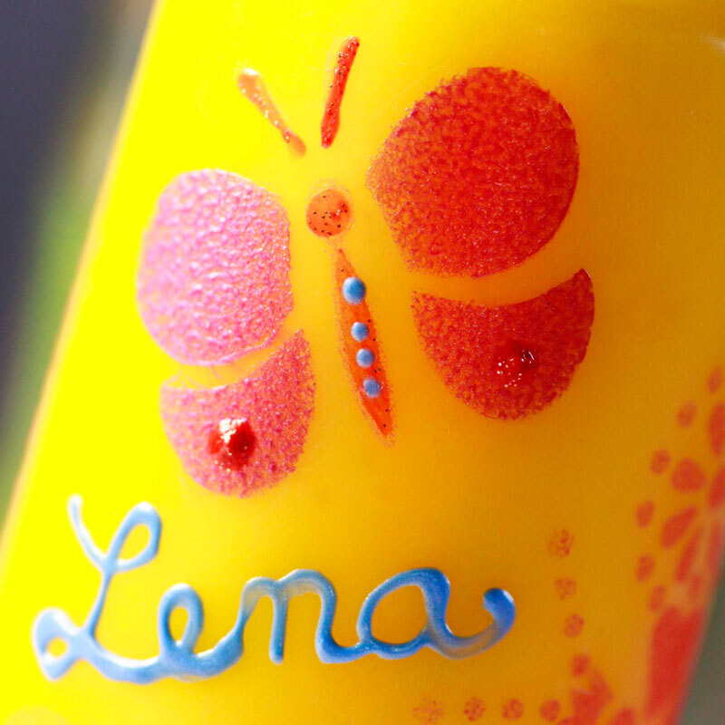 Candle Liner 25ml: Bunter Schmetterling und Name "Lena" auf gelbem Hintergrund, ideal für kreative Designs.