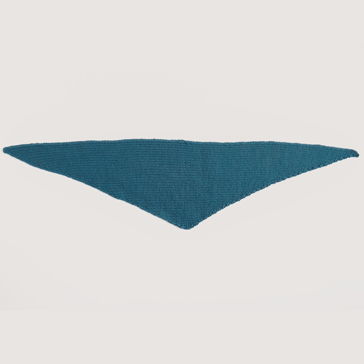 Vegan Cashmere Special: Strickset für ein Dreieckstuch in Petrol von Rico Design, ideal für stilvolle, nachhaltige Mode.