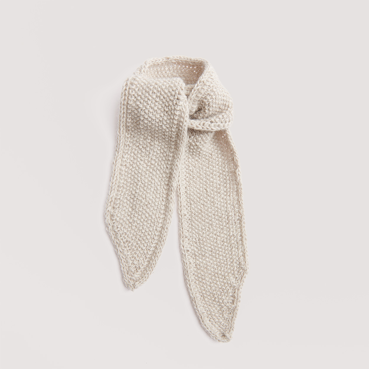 Mini Tuch auf grauem Hintergrund – zum Strickset