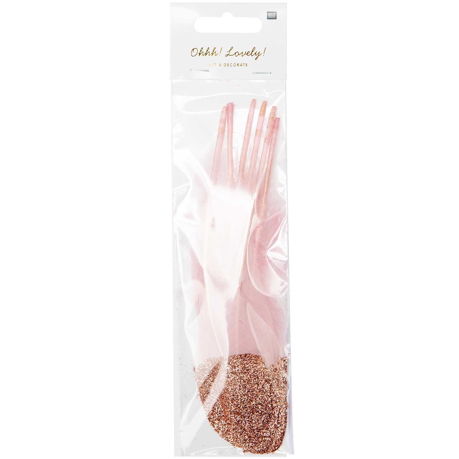 Federn ca. 18cm 6 Stück in Rosa-Roségold von idee. Creativmarkt, verpackt in einer transparenten Tüte.