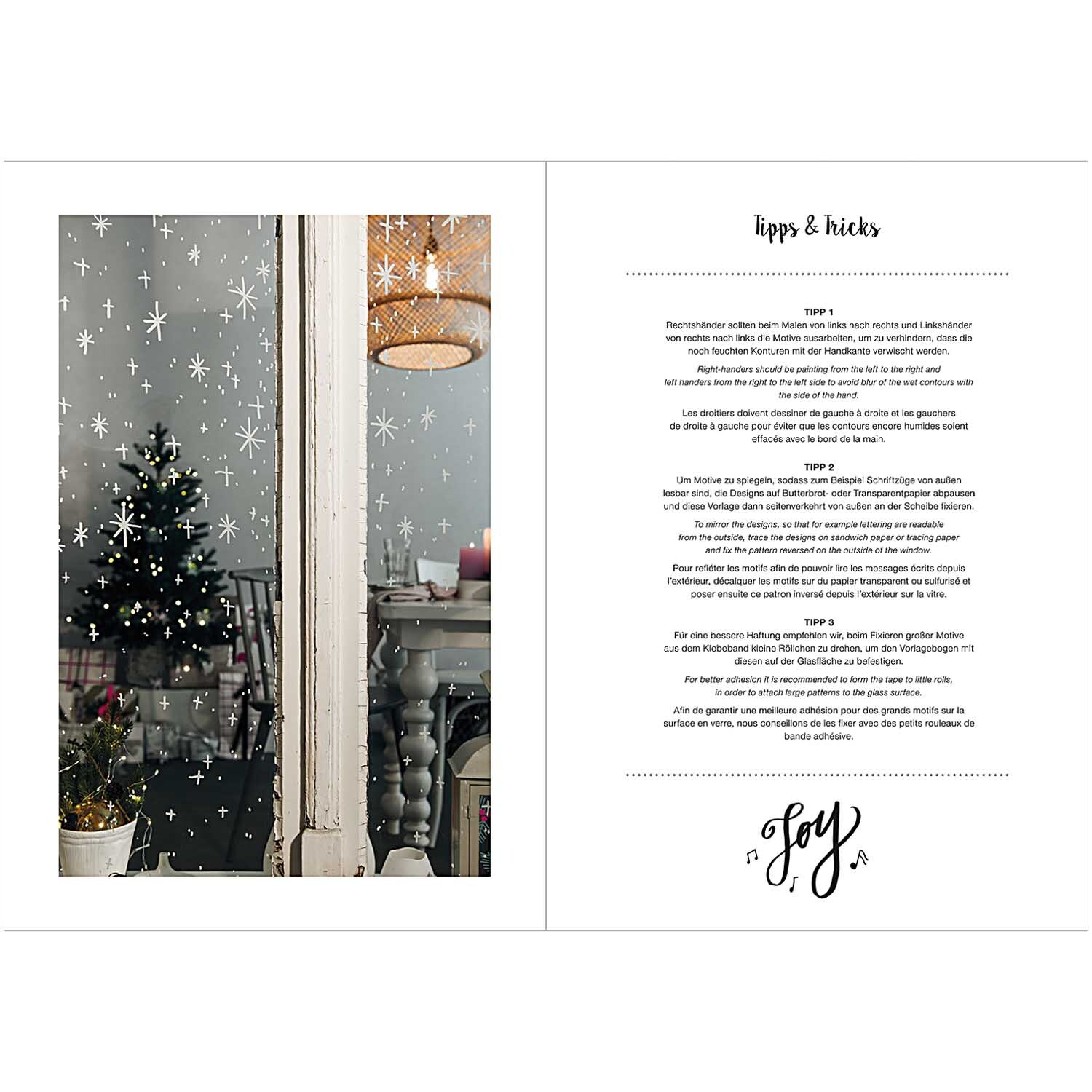 Vorlagenmappe Jolly Christmas: Ein weihnachtlich dekoriertes Fenster mit Schneeflocken und einem geschmückten Baum im Hintergrund. Ideal für kreative Glasmalerei.