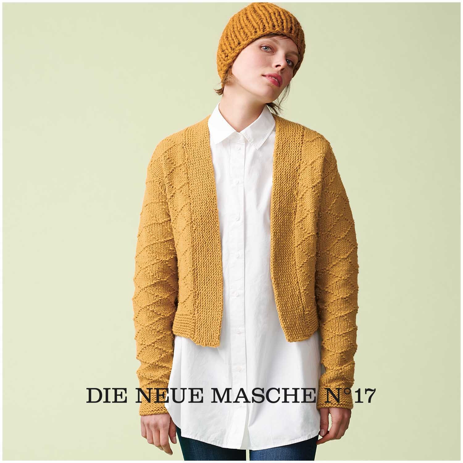 Classik Strickjacke und Mütze in Senf von Wolle Rödel, präsentiert auf einem Model vor grünem Hintergrund.