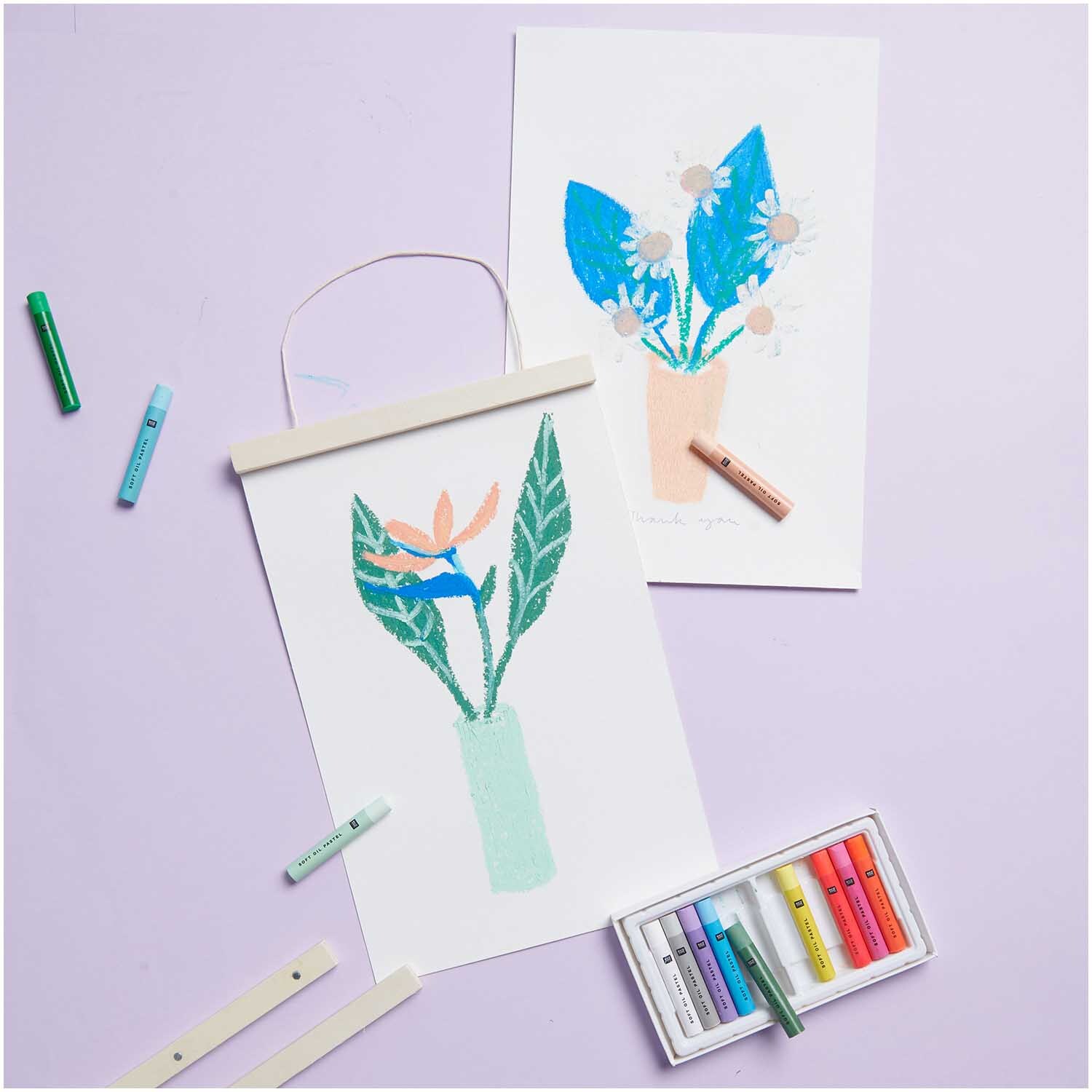 Ölpastellkreide Pastell & Neon 12 Farben von Rico Design: Zwei Zeichnungen mit Blumenmotiven, erstellt mit bunten Ölpastellkreiden auf weißem Papier.