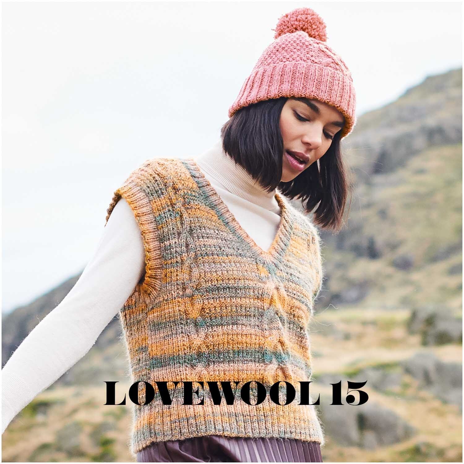 Creative Alpaca Melange aran: Frau in gestricktem Oberteil und Mütze von Rico Design in natürlicher Landschaft.