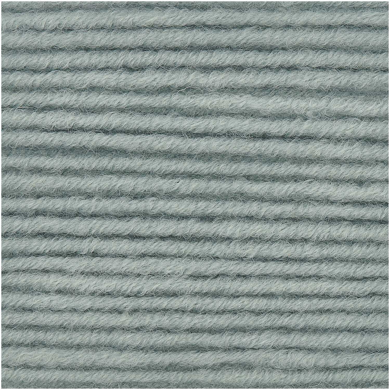 Classik Wolle in Aqua von Rico Design, 50g 90m. Nahaufnahme von weicher, gleichmäßig gewickelter Wolle in zartem Blauton.