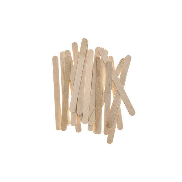 Holzstäbchen liegen auf- und übereinander. Flatlay von Produkten.