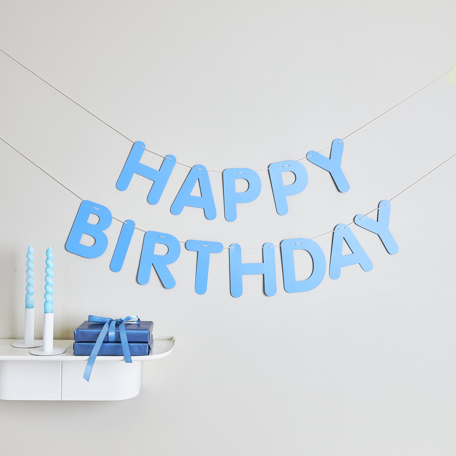Paper Poetry Girlande Happy Birthday Magic Rainbow: Blaue Buchstabengirlande von Rico Design, 5m lang, dekoriert eine Wand für Geburtstagsfeiern.