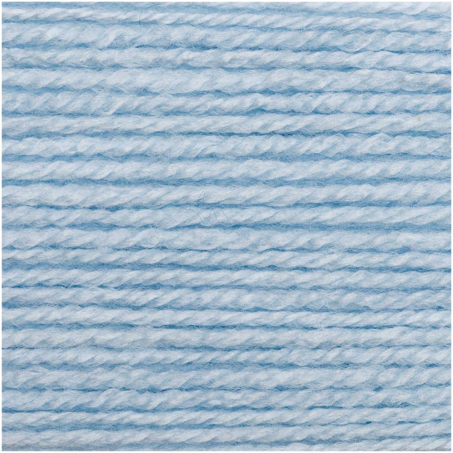 Basic Soft Acryl dk von Rico Design in Hellblau, 50g 155m. Nahaufnahme der weichen, hellblauen Acrylfaser.
