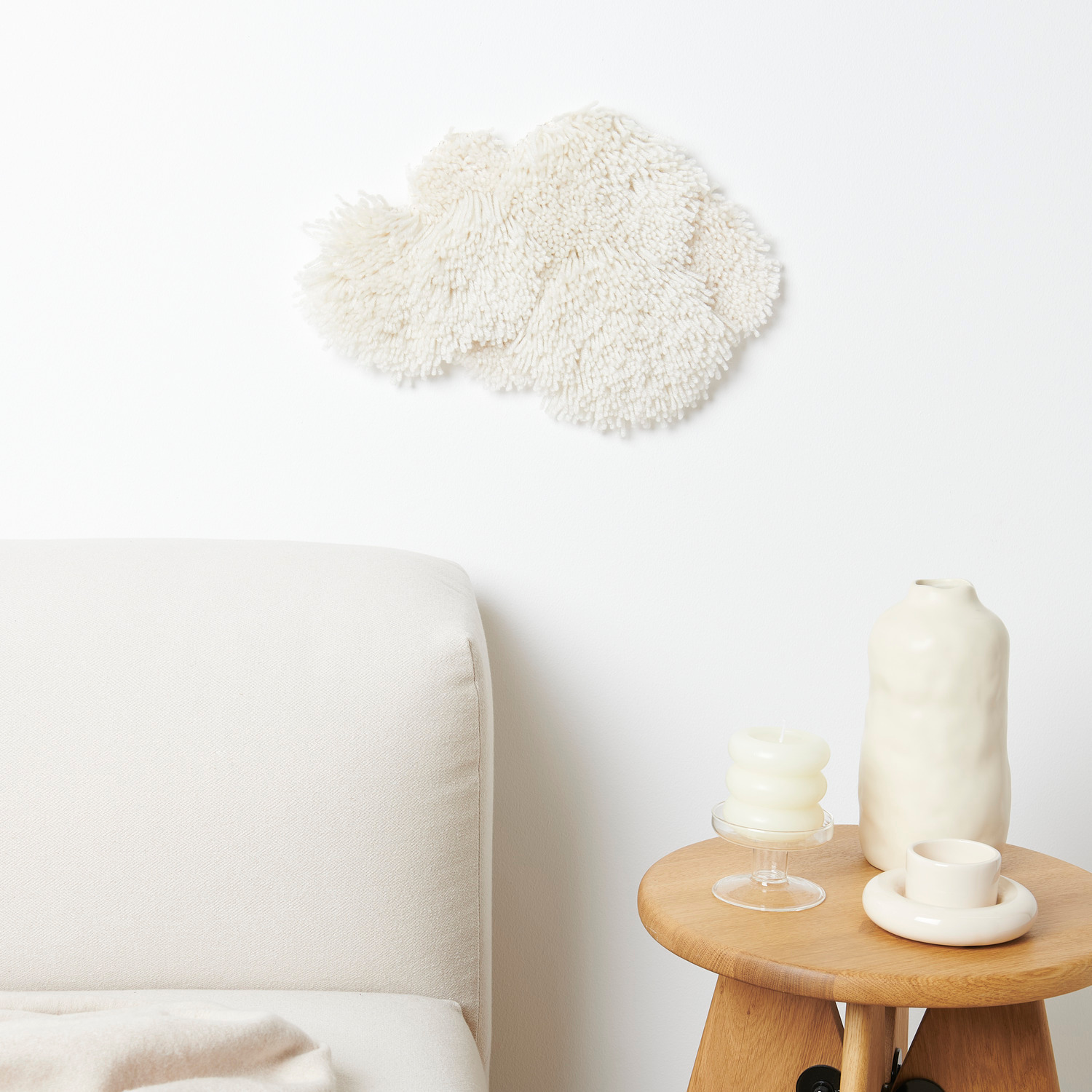 Rico Hooki Knüpfset zeigt einen Wandbehang in Wolkenform, ideal für kreative Raumdekoration. Maße: 26x41cm.