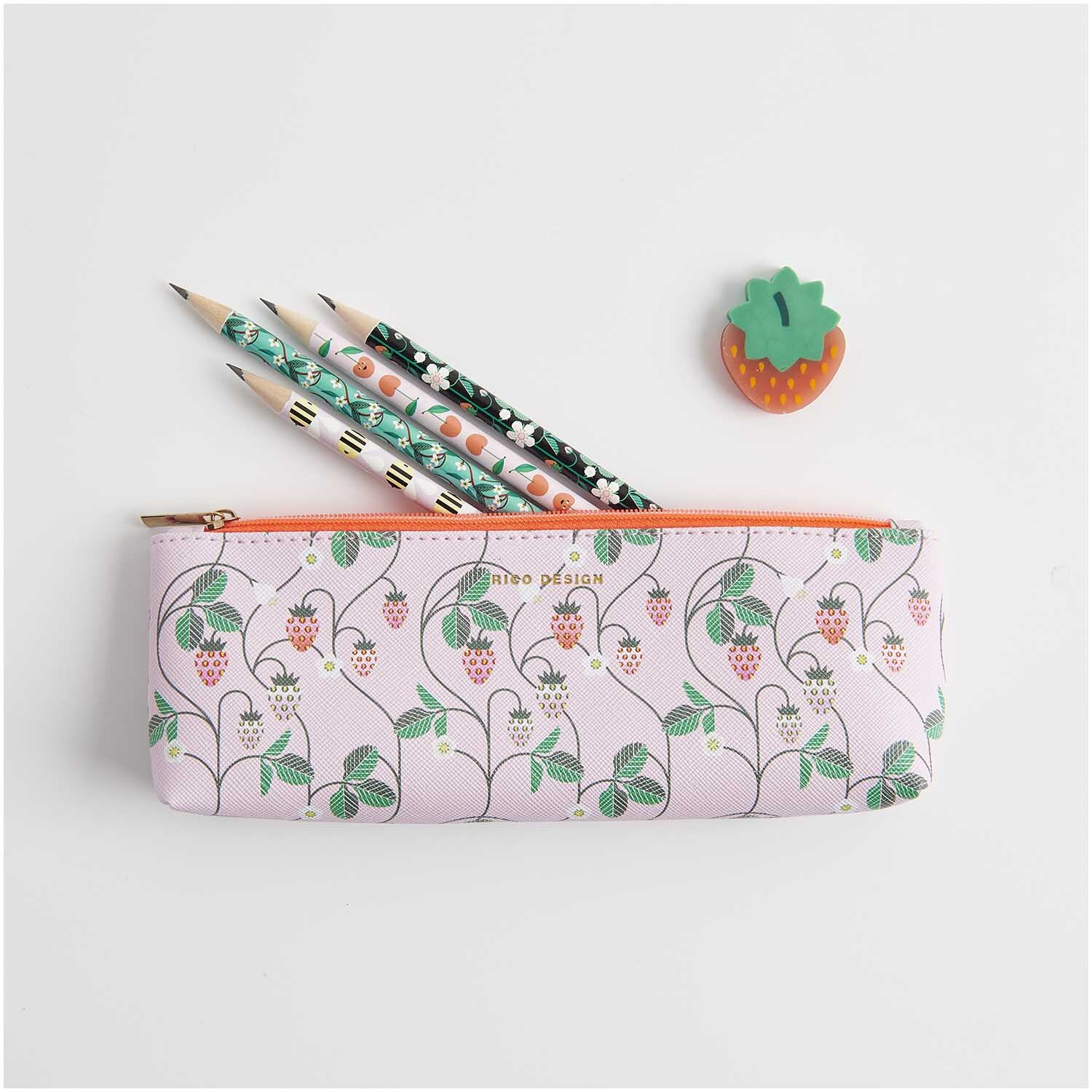 Paper Poetry Radiergummi Erdbeere neben einem rosa Federmäppchen mit Blumenmuster und drei Bleistiften.