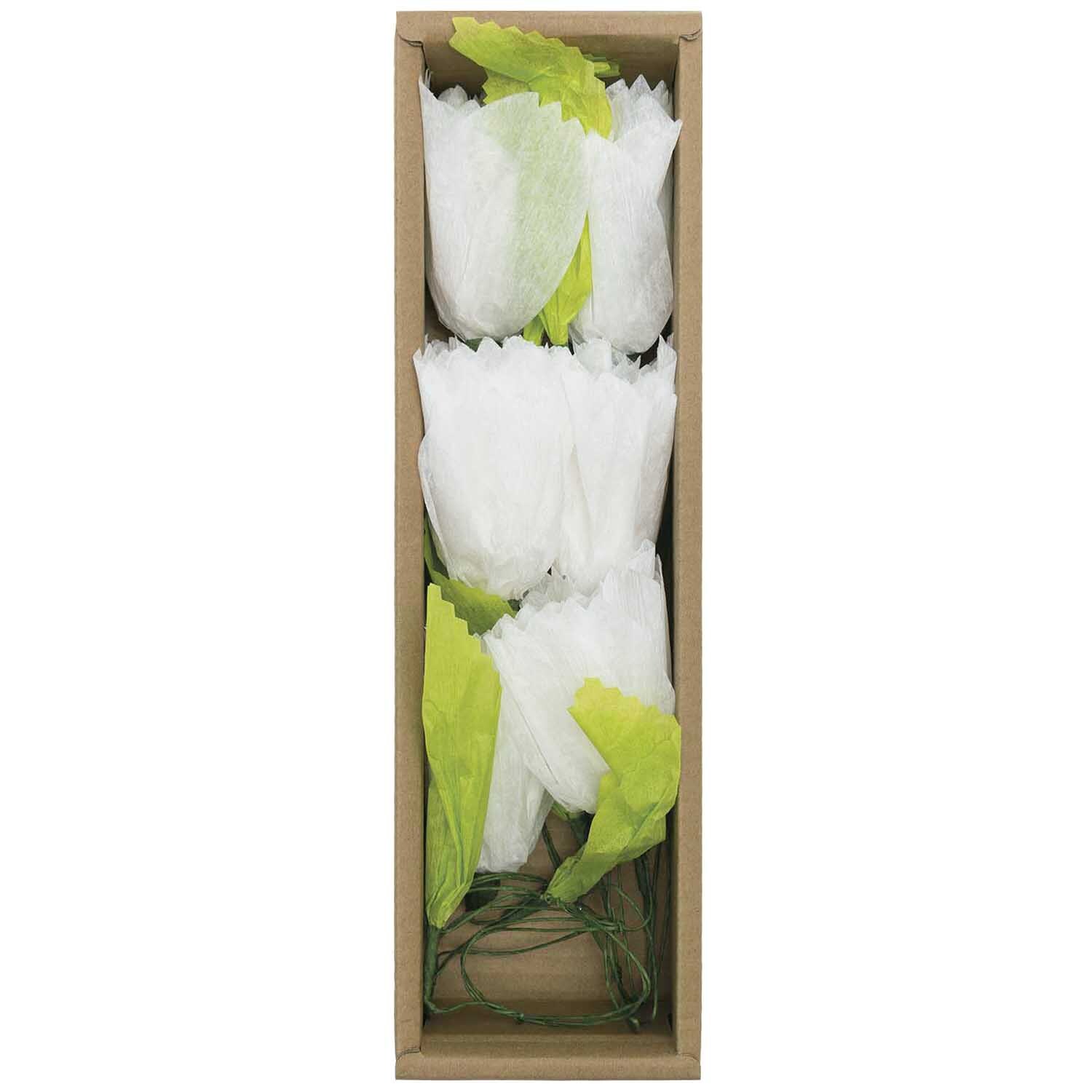 Papierblumen Girlande weiß 180 cm von Rico Design in einer Schachtel, dekorativ arrangiert.