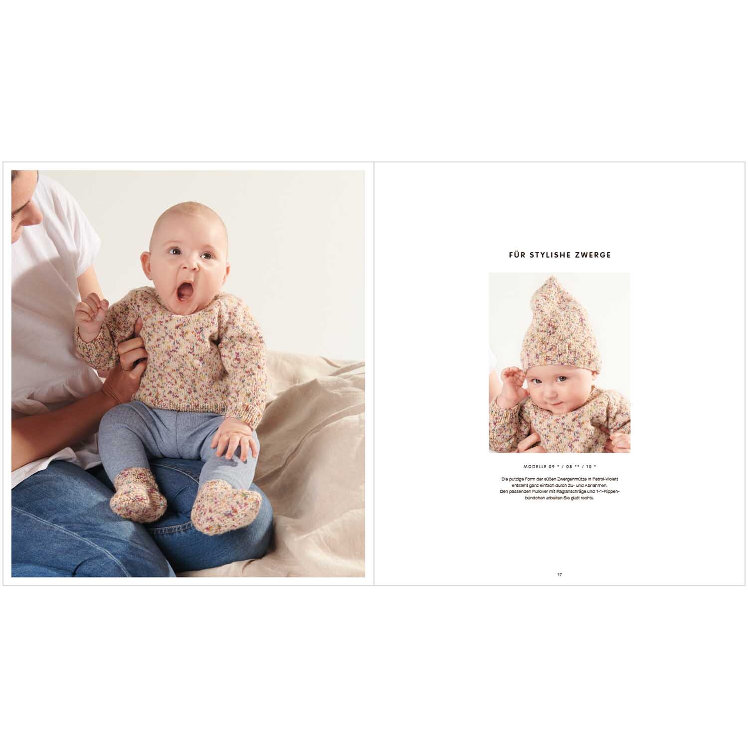 Baby Merino 02: Ein Baby in gestricktem Outfit von Rico Design, sitzt auf einem Sofa, lächelt und trägt passende Schuhe.