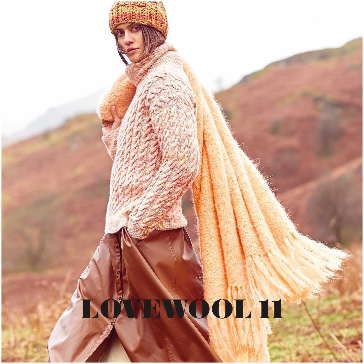 Fashion Mohair Merino Chunky: Frau in apricotfarbenem Strickpullover und Schal in herbstlicher Landschaft.