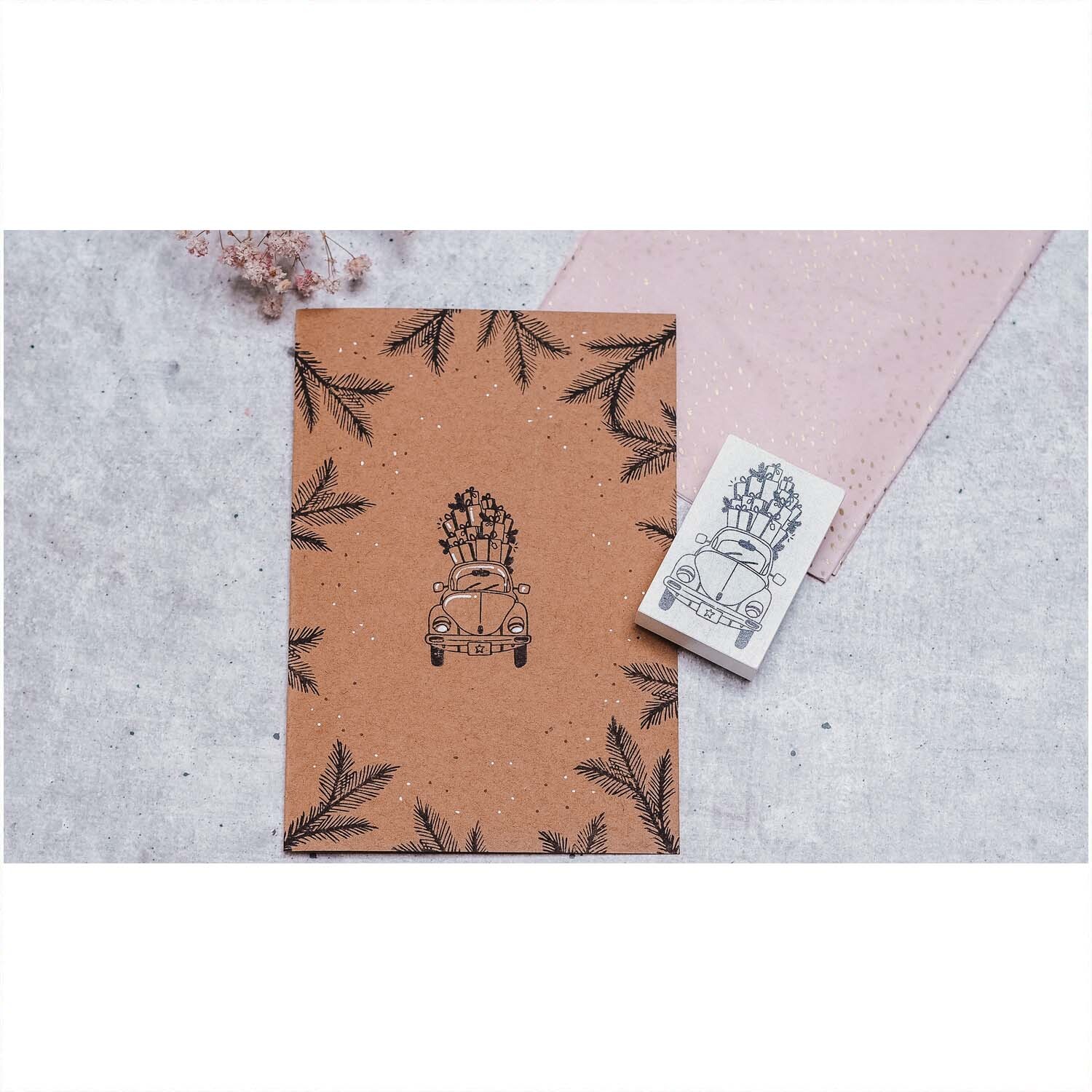 Stempel Auto mit Geschenken, 35x55mm, von May&Berry. Abgebildet auf einem Notizbuch mit Blattmuster.