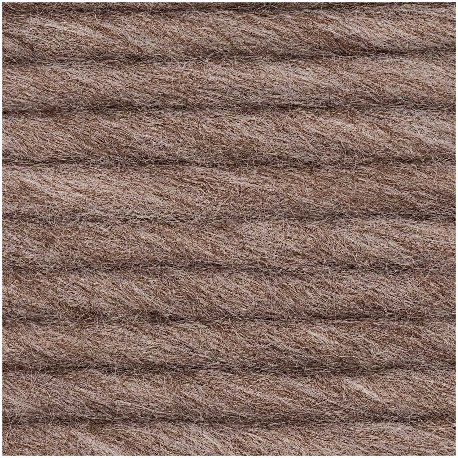 Essentials Super super chunky Wolle in Beige von Rico Design, 100g, 90m. Nahaufnahme der dicken, weichen Fasern.