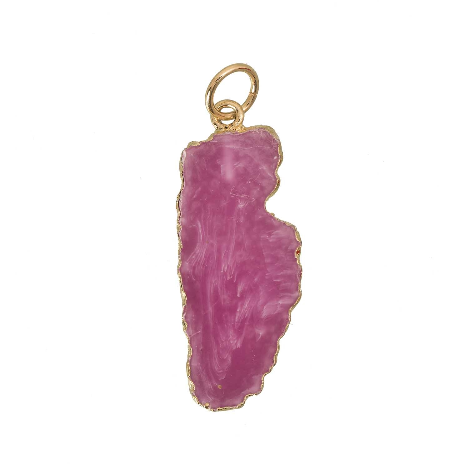 Anhänger pink 42x18x5mm: Einzigartiger Schmuckanhänger in organischer Form mit goldener Fassung von Rico Design.