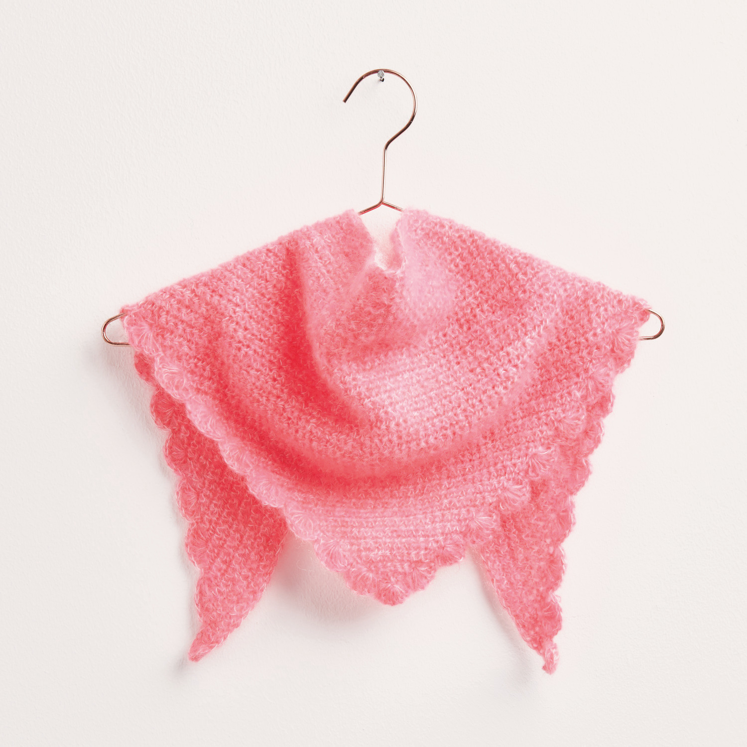 Häkelset Dreieckstuch Modell 13 in Neon-Rot, gestrickt aus Essentials Super Kid Mohair Loves Silk.