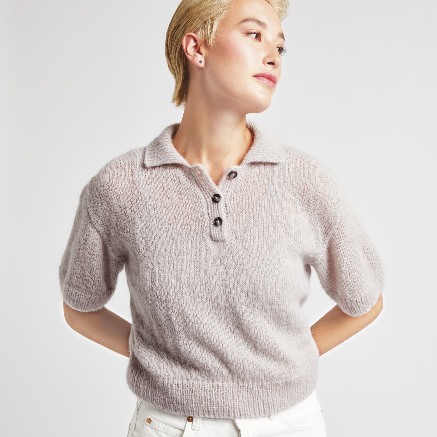 Made by Me No. 20 Frühjahr-Sommer: Frau trägt kurzärmligen Pullover aus Baby Alpaca Loves Silk von Rico Design in natürlichem Farbton.