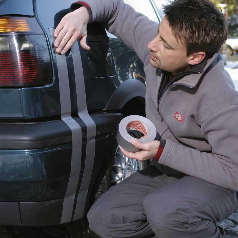 Klebeband extra Power® Universal wird von einem Mann zur Reparatur eines Autos verwendet.