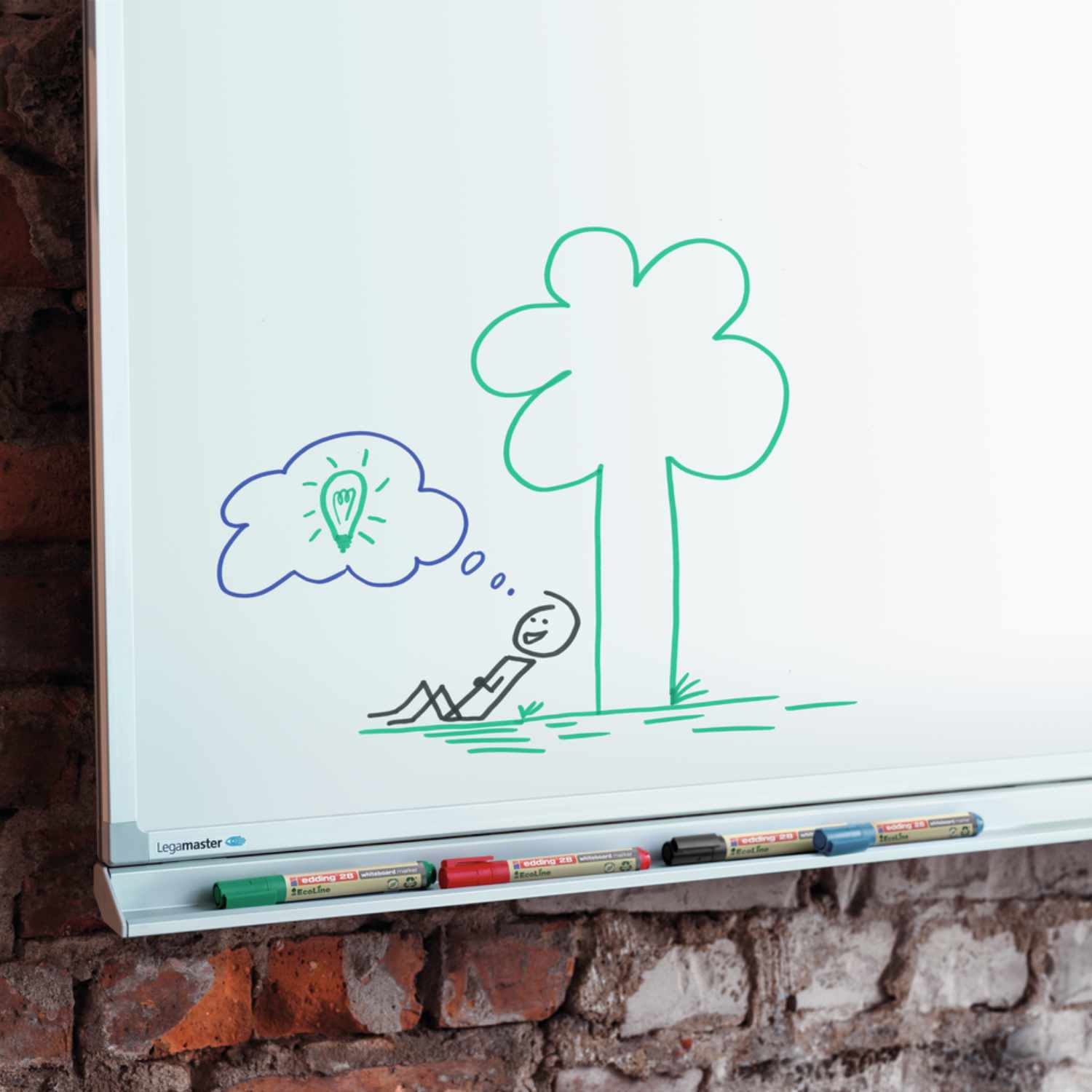 28 EcoLine Whiteboardmarker 1,5-3mm von edding auf einem Whiteboard mit Zeichnung eines Baumes und einer Person, die über eine Idee nachdenkt.