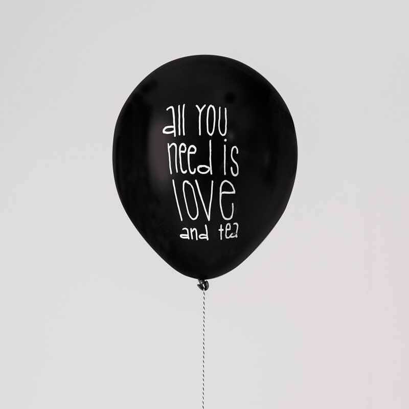 Kreidestift Flüssigkreide 3mm: Schwarzer Ballon mit weißem Text "All you need is love and tea", ideal für kreative Dekorationen.