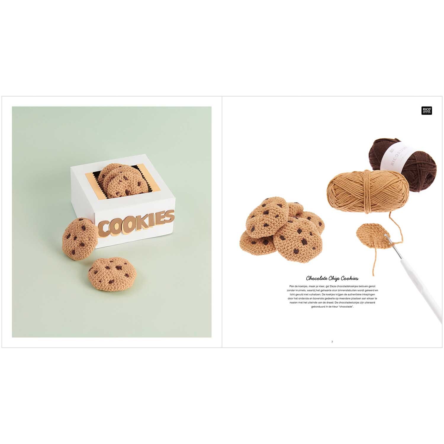 Ricorumi Snacks: Gehäkelte Kekse in einer weißen Box mit braunem Garn von Rico Design, ideal für kreative Projekte.