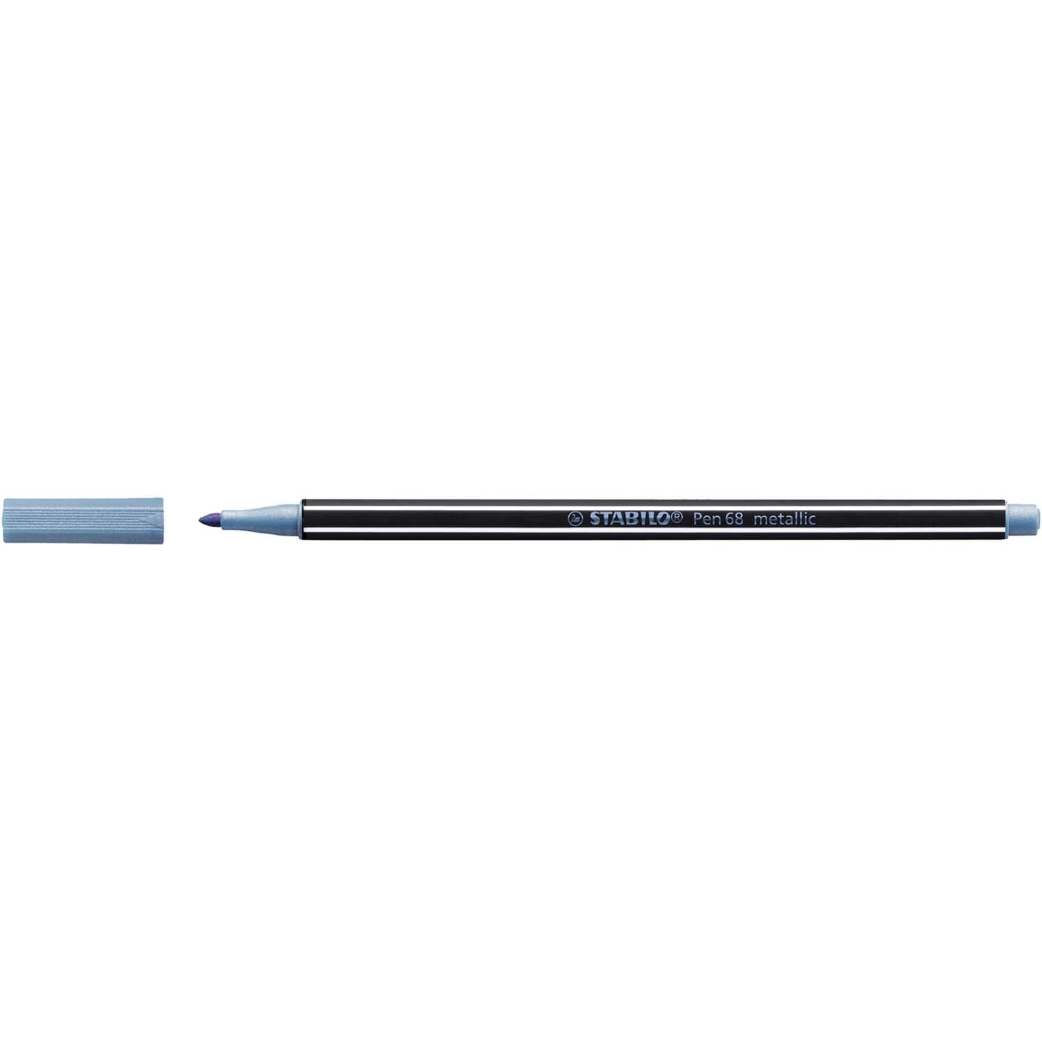 Pen 68 metallic von STABILO in Blau, mit abgenommenem Deckel, liegt auf weißem Hintergrund. Ideal für kreative Projekte.