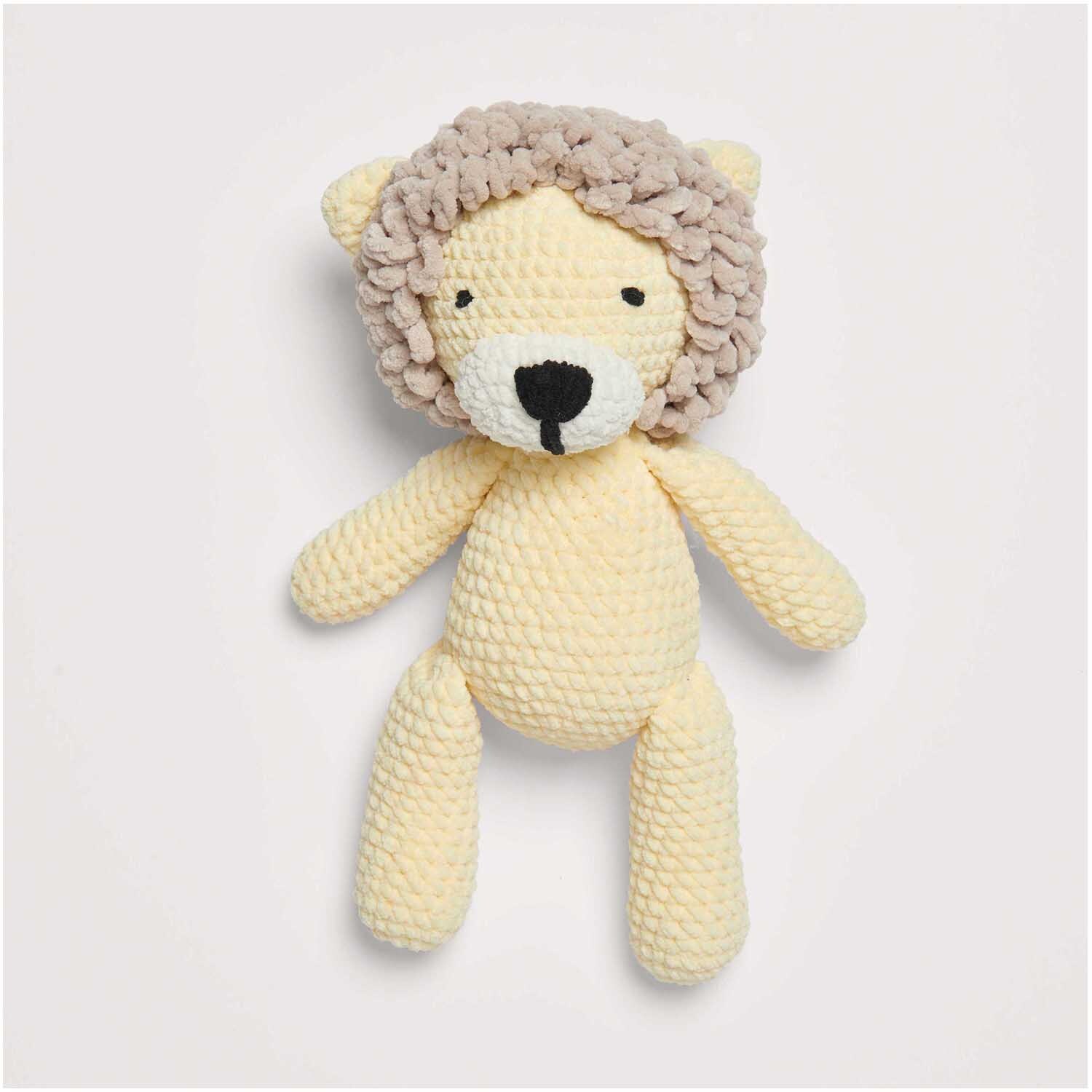 Häkelset Löwe Modell 12 aus Baby Chenillove: Kuscheltier in Gelb mit brauner Mähne auf weißem Hintergrund.