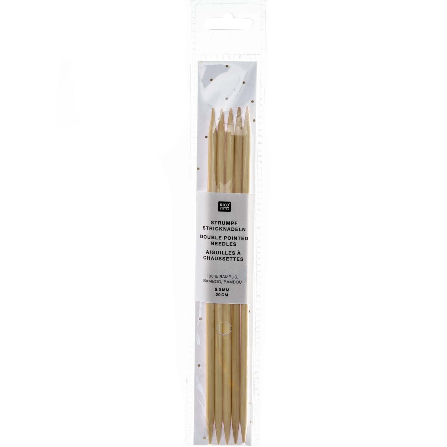 Nadelspiel 20cm Bambus von Rico Design, bestehend aus fünf glatten, hellen Stricknadeln in einer transparenten Verpackung.